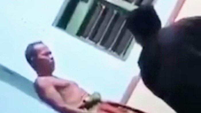 Tangkapan layar video viral pria bertelanjang dada hardik orang tadarus di Musala Bondowoso