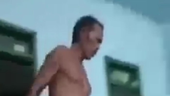 Tangkapan layar video viral pria bertelanjang dada hardik orang tadarus di Musala Bondowoso
