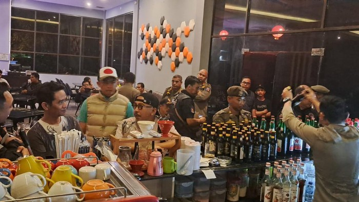 Tempat hiburan malam di Kota Bogor dirazia, ratusan botol miras dirazia