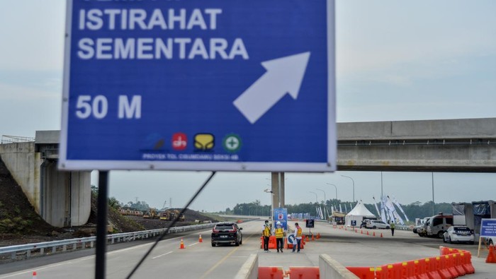 Kendaraan melintas di tempat istirahast sementara jalur fungsional Tol Cileunyi-Sumedang-Dawuan (Cisumdawu), Paseh, Kabupaten Sumedang, Jawa Barat, Selasa (18/4/2023). Tempat istirahat yang dilengkapi fasilitas toilet, pengisian bahan bakar, dan minimarket itu guna memberikan kenyaman bagi pemudik yang melintasi jalur fungsional tersebut. ANTARA FOTO/Raisan Al Farisi/tom.