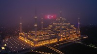 Yang unik masjid ini dibangun oleh dua arsitek wanita dari Turki yang bernama Bahar Mirzak dan Hayriye Gul Totu serta menghabiskan biaya sebesar 150 juta Lira atau sekitar 66,6 juta USD.  
