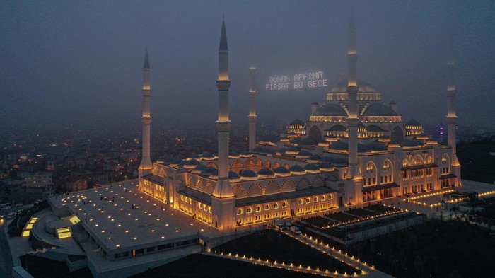 ISTANBUL, TURKIYE - APRIL 17: Mahya lights (illuminated messages hung between two minarets) form Turkish flag between minarets of Grand Camlica Mosque, on Laylat al-Qadr, one of the Muslim's holiest nights, in Istanbul, Turkiye on April 17, 2023. (Photo by Oguz Yeter/Anadolu Agency via Getty Images)