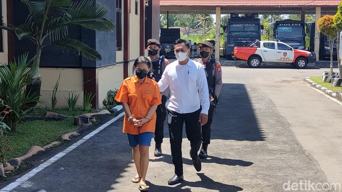 Tersangka KW saat dihadirkan dalam jumpa pers di Mapolres Kulon Progo, Selasa (18/4/2023).