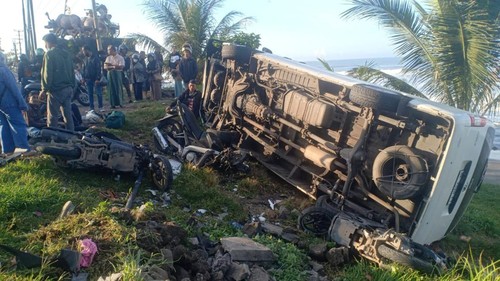Tiga motor pemudik rusak berat akibat ditabrak mobil travel di Jalan  Denpasar-Gilimanuk, tepatnya Banjar Pengeragoan Dangin Tukad, Desa Pengeragoan, Kecamatan Pekutatan, Jembrana, Bali, Selasa (18/4/2023).