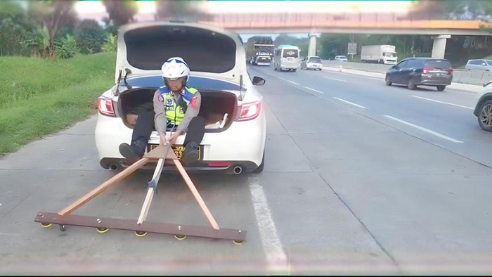 Tim penyapu ranjau paku di Tol Cipali, Subang.