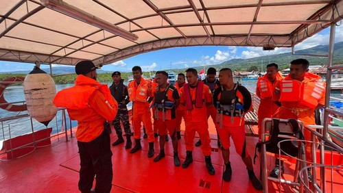 Tim SAR dalam pencarian kapal mati mesin yang mengangkut 12 pemudik di perairan Kabupaten Sikka, NTT.