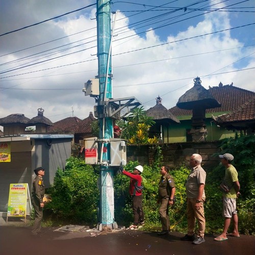 Pembongkaran tower bodong di Mengwi, Senin (17/4/2023).