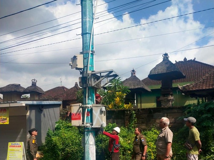 Pembongkaran tower bodong di Mengwi, Senin (17/4/2023).
