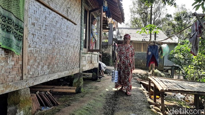 Tradisi nganteuran di Sukabumi.