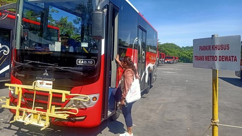 Salah satu penumpang Bus Trans Metro Dewata di Sentral Parkir Kuta, Bali pada Selasa (18/4/2023).