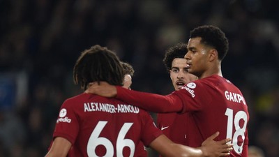 Foto Momen Kontroversial yang Awali Pesta Gol Liverpool Lawan Leeds