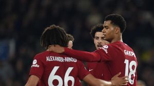 Foto Momen Kontroversial yang Awali Pesta Gol Liverpool Lawan Leeds