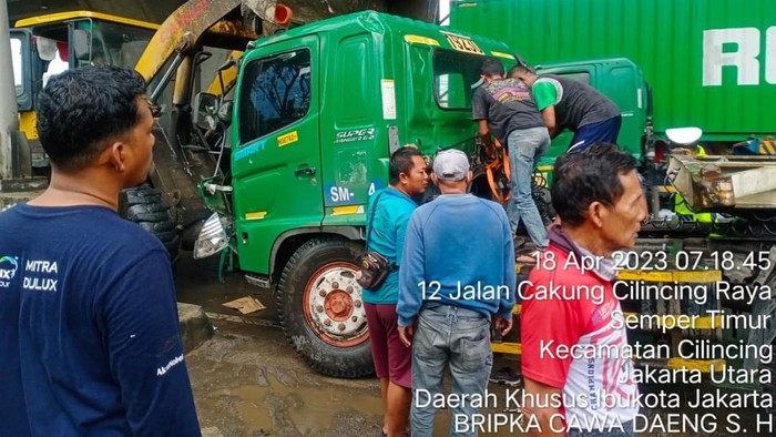 Truk kontainer yang melintang di Jalan Cakung-Cilincing, Jakarta Utara, telah dievakuasi (dok. IG @satlantas.jakut)