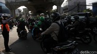 Penutupan putaran balik atau U-turn di persimpangan sekitar Pasar Santa, Jakarta Selatan (Jaksel), menyebabkan kemacetan parah. Kini, putaran balik menuju Jl Kapten P Tendean dibuka kembali buntut kemacetan parah tersebut.