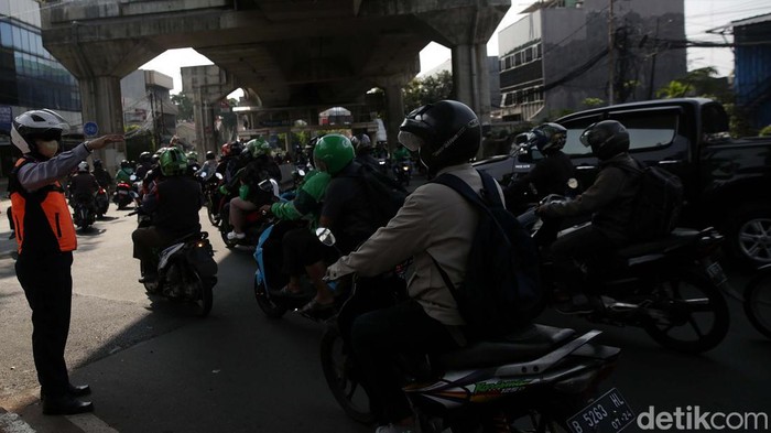 U-turn Simpang Santa Dibuka Kembali, Lalu Lintas Kembali Lancar U-turn yang sempat ditutup di persimpangan sekitar Pasar Santa, Jaksel, telah dibuka kembali. Lalu lintas di kawasan tersebut pagi tadi terpantau ramai lancar.