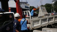 Pantauan detikcom di lokasi, Selasa (18/4/2023), pukul 07.48 WIB, beton barier yang tersusun dari persimpangan hingga pelican crossing di Simpang Santa telah dibuka. 