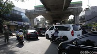 Lalu lintas di persimpangan Santa pagi ini terpantau ramai dari ketiga arah. Sehingga sesekali terlihat terjadi antrean kendaraan. Namun, kemacetan tak membuat lalu lintas menjadi stuck atau terhenti.