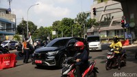 Sebelumnya Dishub DKI Jakarta melakukan rekayasa lalu lintas di putaran balik di Jalan Walter Monginsidi, Pasar Santa. Di mana kendaraan dari Jl Wijaya tak bisa lagi langsung berbelok menuju Jl Kapten P Tendean. Penutupan yang digunakan dengan barier betol itu malah membuat kemacetan di kawasan itu semakin menjadi. Bahkan laju kendaraan sempat stuck hingga beberapa jam.