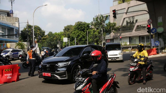 U-turn Simpang Santa Dibuka Kembali, Lalu Lintas Kembali Lancar U-turn yang sempat ditutup di persimpangan sekitar Pasar Santa, Jaksel, telah dibuka kembali. Lalu lintas di kawasan tersebut pagi tadi terpantau ramai lancar.