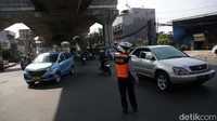 Petugas mengatur lalu lintas di Simpang Santa, Jakarta Selatan, Selasa (18/4/2023).
