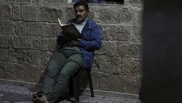 Umat muslim berlomba-lomba untuk mencari keberkahan di malam Lailatul Qadar dengan perbanyak ibadah dengan cara salat dan membaca Al-Quran. 