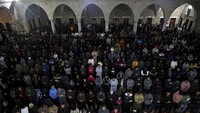 Begini suasana salat malam yang diikuti warga Palestina.