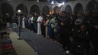 Umat Muslim Palestina melaksanakan salat malam di Masjid Al Sayed Hashim di Kota Gaza, Selasa (18/4/2023) dini hari.