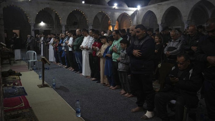 Umat Muslim Palestina Berburu Berkah Lailatulqadar di Masjid Kota Gaza Palestinian Muslim worshippers pray during Laylat al-Qadr, also known as the Night of Destiny, at al Sayed Hashim mosque in Gaza City, early Tuesday, April 18, 2023. Laylat al-Qadr is marked on the 27th day of the holy fasting month of Ramadan and is commemorated as the night Prophet Muhammad received the first revelation of the Quran. Muslims traditionally spend the night in prayer and devotion. (AP Photo/Adel Hana)