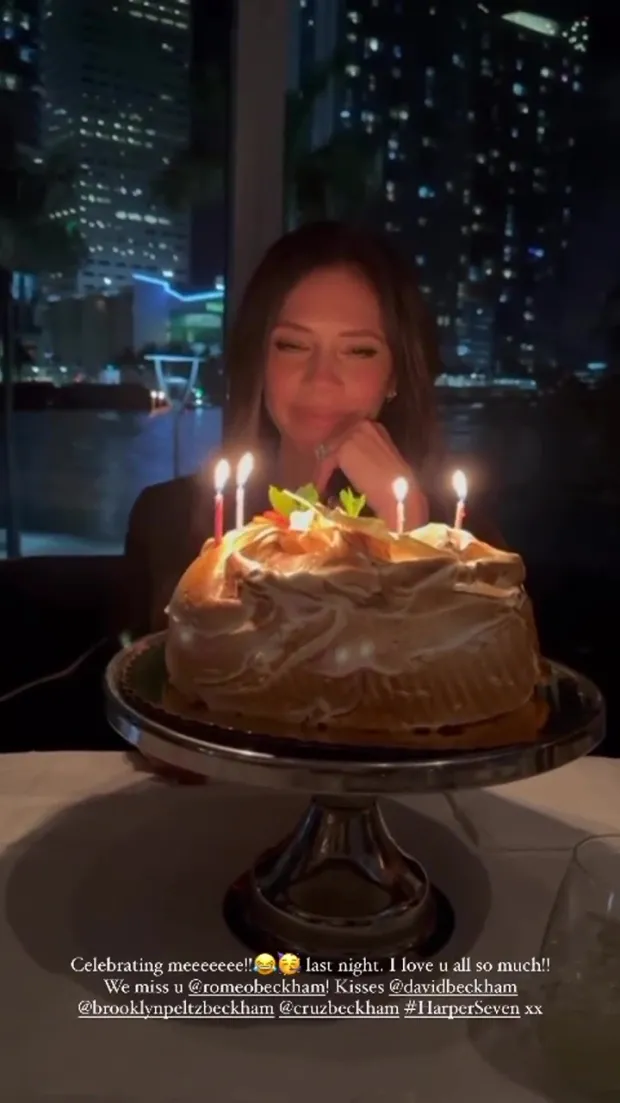 Victoria Beckham makan kue