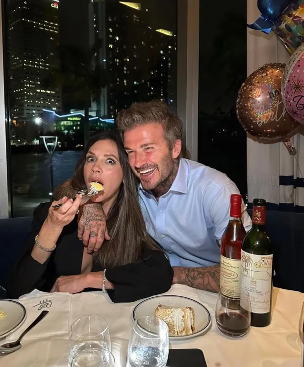 Victoria Beckham makan kue