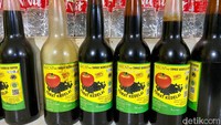 Rahasia kelezatan sauto ada pada kecap khas Tegal ini. Namanya Kecap Cap Tomat yang rasanya manis enak.