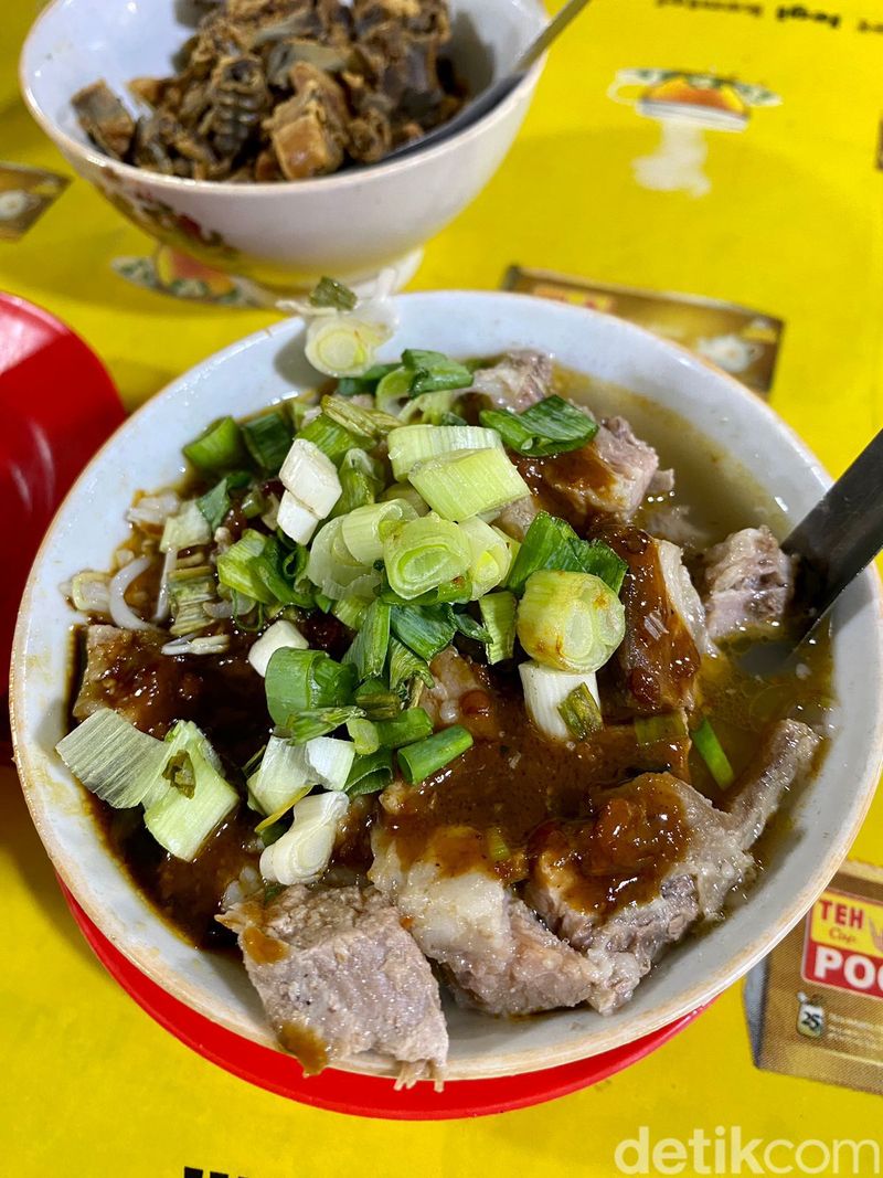 Wajib Dicoba di Tegal! Soto Pakai Tauco dan Topping Tulang Ayam Kering