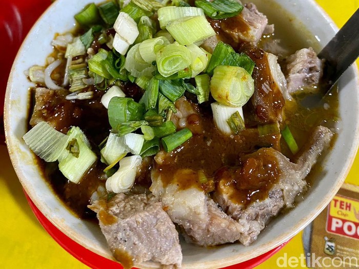 Wajib Dicoba di Tegal! Soto Pakai Tauco dan Topping Tulang Ayam Kering
