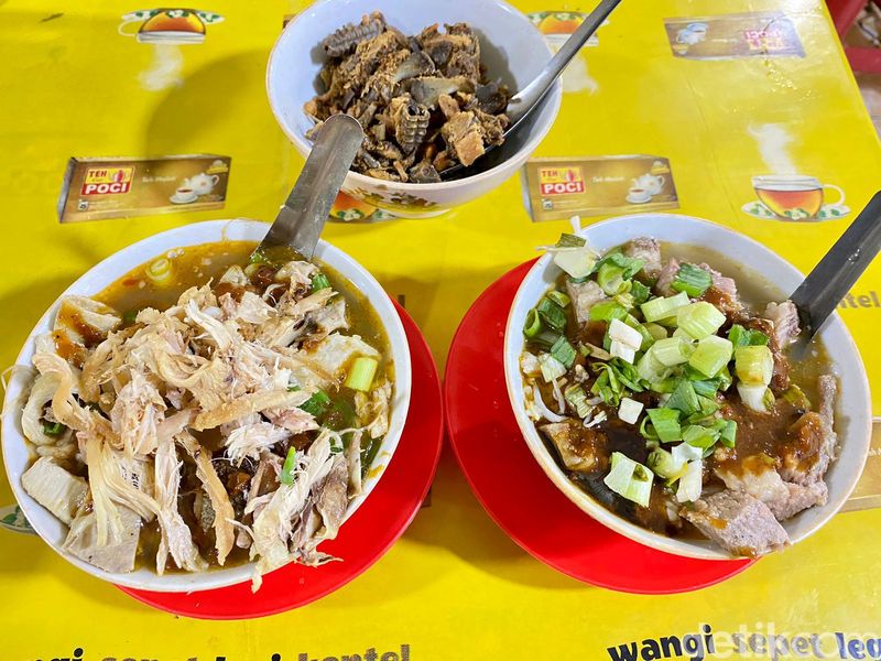 Wajib Dicoba di Tegal! Soto Pakai Tauco dan Topping Tulang Ayam Kering