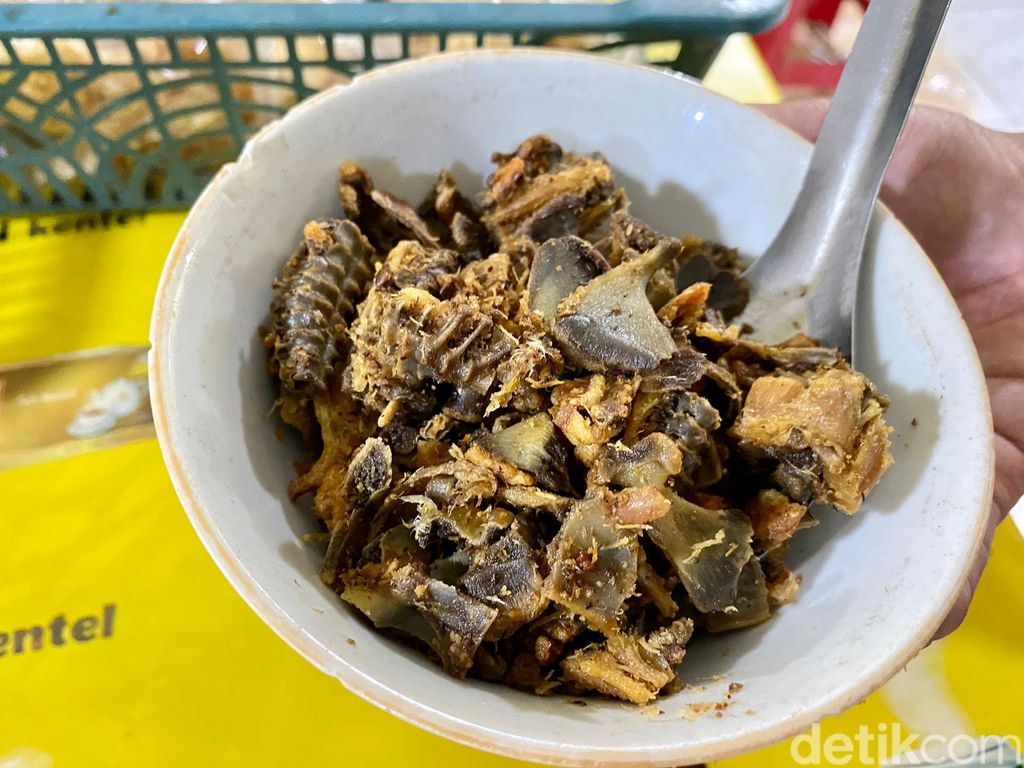 Wajib Dicoba di Tegal! Soto Pakai Tauco dan Topping Tulang Ayam Kering