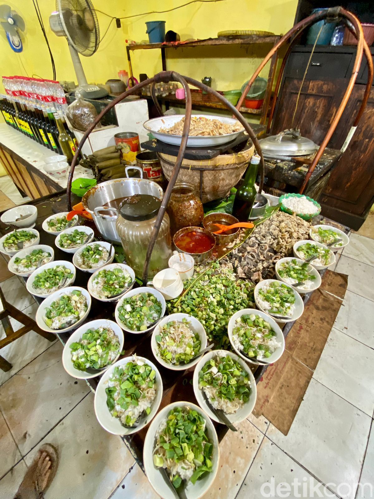 Wajib Dicoba di Tegal! Soto Pakai Tauco dan Topping Tulang Ayam Kering