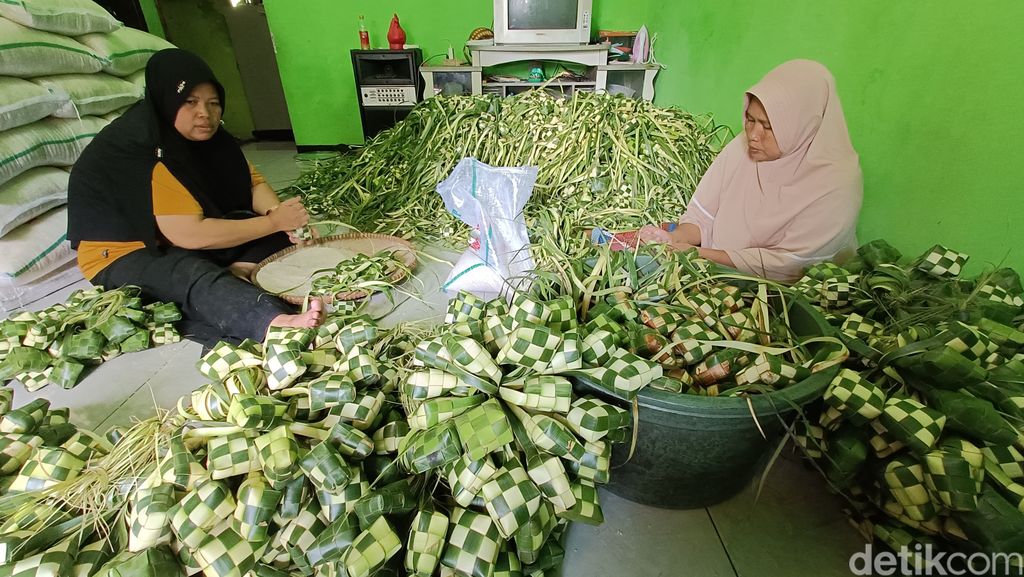 Warga Desa Datar, Kecamatan Sumbang, Kabupaten Banyumas, membuat ketupat menjelang lebaran, Selasa (18/4/2023).