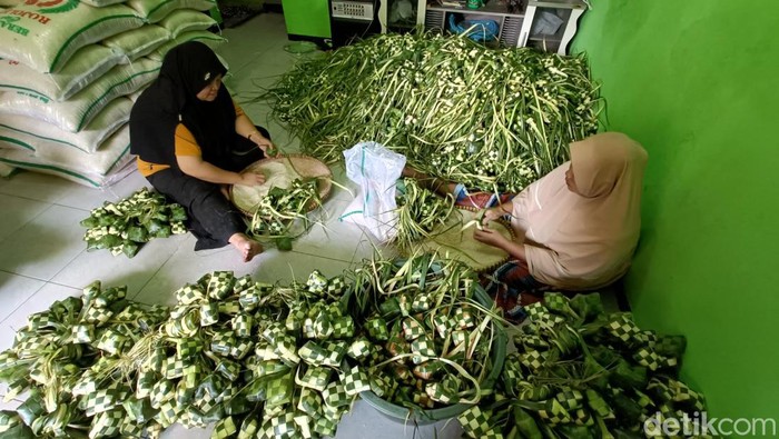 Warga Desa Datar, Kecamatan Sumbang, Kabupaten Banyumas, membuat ketupat menjelang lebaran, Selasa (18/4/2023).