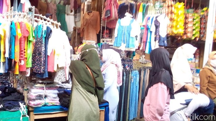 Warga Kuningan saat menyerbu pusat perbelanjaan menjelang Lebaran