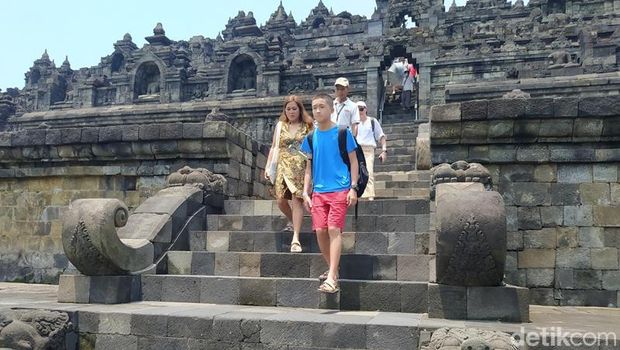 Wisatawan boleh naik Candi Borobudur dengan sandal upanat dan didampingi guide, Rabu (22/3/2023).