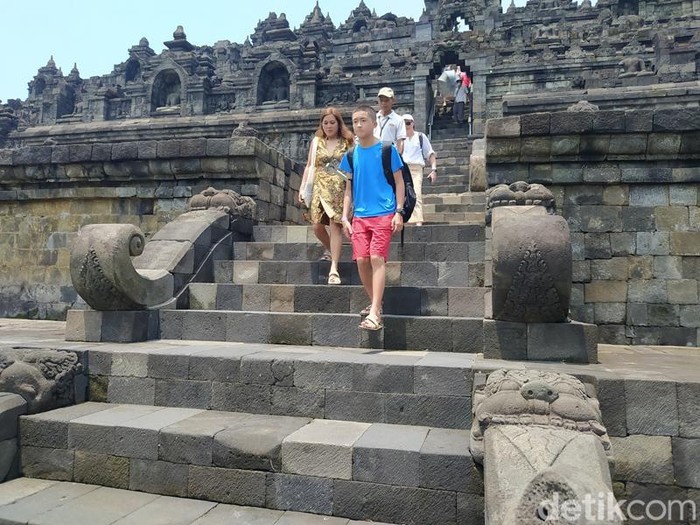 Wisatawan boleh naik Candi Borobudur dengan sandal upanat dan didampingi guide, Rabu (22/3/2023).