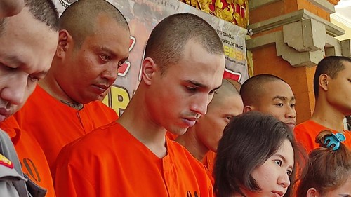 WNA AS Richard Charles Bert Grassel dihadirkan saat konferensi pers Satres Narkoba Polresta Denpasar, Selasa (18/4/2023). (I Wayan Sui Suadnyana/detikBali)