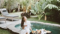 Berlibur ke Bali, Jessica tak pernah lewatkan kesempatan sarapan dengan konsep floating breakfast yang seru. Foto: Instagram @jscmila