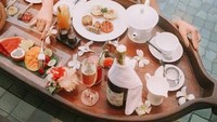 Masih dengan menu sarapan floating breakfast, kali ini Jessica menyantap aneka buah segar. Orange juice, omelete hingga sosis. Foto: Instagram @jscmila