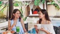 Ditemani Enzy, keduanya sarapan roti, croissant dan secangkir kopi dengan pemandangan kolam renang yang keren. Foto: Instagram @jscmila