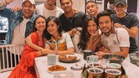 Kumpul bersama teman-teman seleb lainnya, Jessica Mila pasang pose bahagia saat makan bareng mereka. Foto: Instagram @jscmila