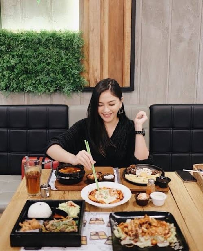 Akan Menikah, Momen Kulineran Cantik Jessica Mila Ini Tak Tergantikan  Akan Menikah, Momen Kulineran Cantik Jessica Mila Ini Tak Tergantikan
