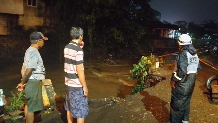 Akses jalan Margajaya Bogor terputus akibat tanah longsor