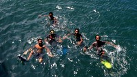Atraksi anak logam menjadi tontonan dan hiburan tersendiri bagi penumpang kapal.