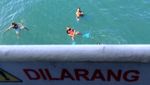 Aksi Anak Logam Mengais Rezeki dari Pemudik di Pelabuhan